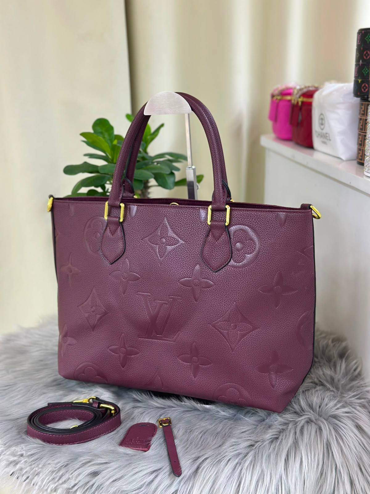 LV
SIZE……….    36cm
110 dhs✅

Zain244
♥️♥️♥️