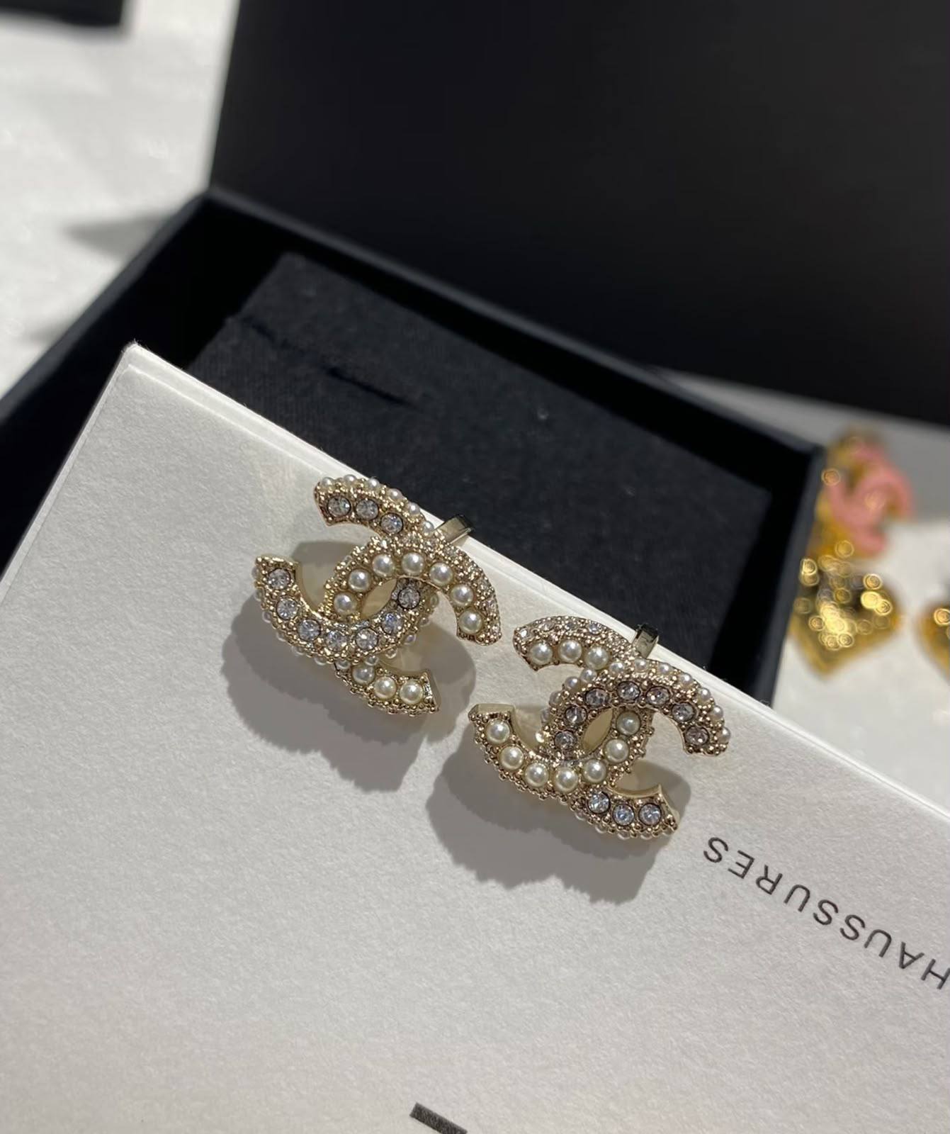 CHANEL
Earring✨
Master quality 💯
With normal boxes 🗃️ 
50 dhs🇦🇪🇦🇪

With master box 📦 
60 dhs🇦🇪🇦🇪

Zain216
♥️♥️