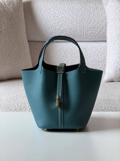 Hermes
picotin 18cm💥Master quality ✅

with box📦

340 dhs✅

Zain52
♥️♥️♥️