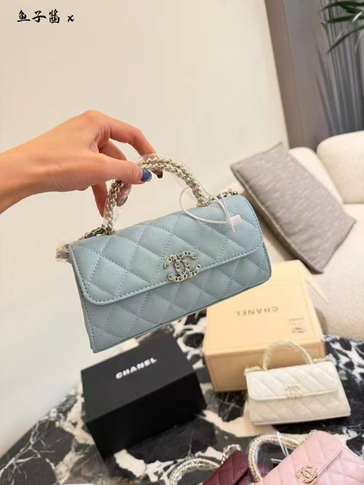 Chanel 
Master
260 dhs❣️
#19cm🩷
#with box🩷🩷🙋‍♂️

Zain228
♥️♥️♥️