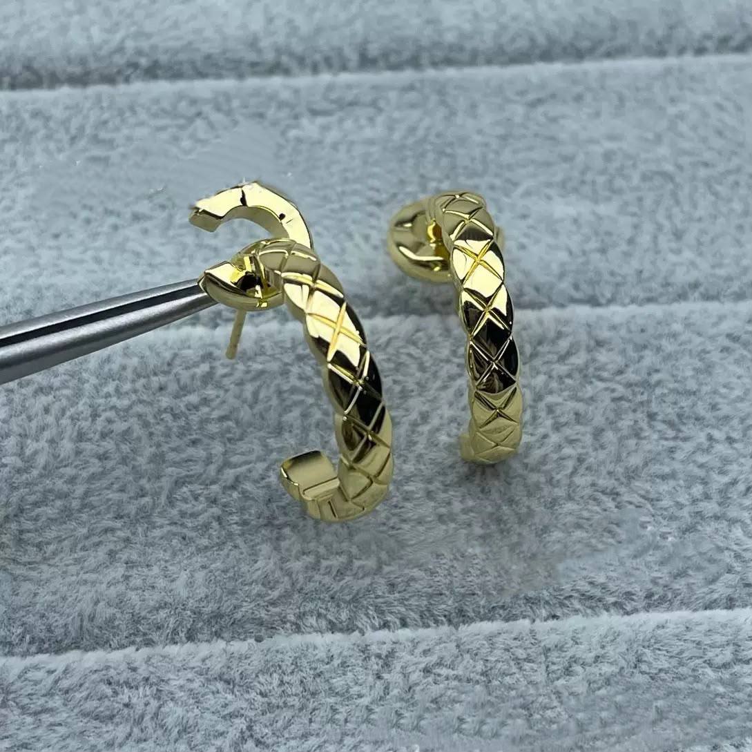 CHANEL ❤️‍🔥*
Earring 🦋
Master quality 💯
With normal boxes 🗃️ 
50 dhs💓
With master box 📦 
65 dhs💓

Zain216
♥️♥️♥️