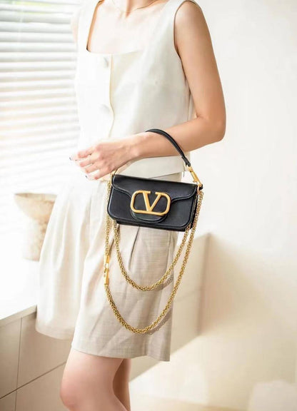 ❤️ Valentino Loco
1️⃣ First quality +🎁
Size : 20 * 12  cm
100 dhs✅
with box 🎁

Zain115
♥️♥️♥️