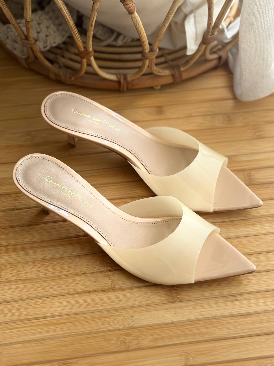 Gianvito Rossi
Super Master
𝗦𝗶𝘇𝗲 𝟯𝟲 𝘁𝗼𝗼 𝟰𝟭 
450 dhs💛

Zain303
♥️♥️♥️
