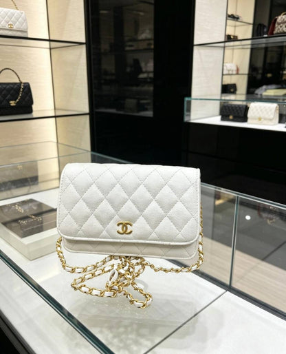 Chanel
100 dhs✅
with box
🎁🎁🎁

Size:19*12*5

Zain07
♥️♥️♥️