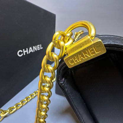 CHANEL 
HIGH QUALITY 
WITH BOX 
🎁🎁🎁

120 dhs✅

Zain39
♥️♥️♥️