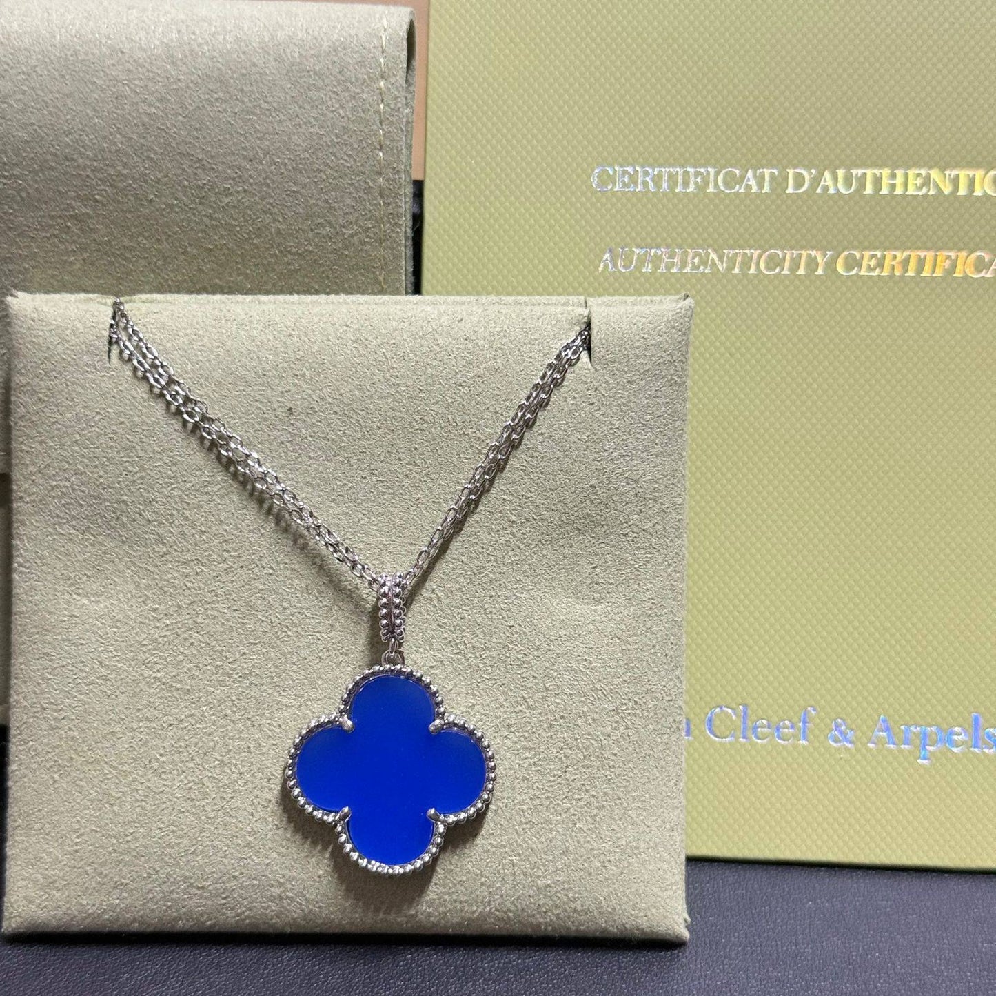 VCA
Necklace 
*Master*🍃💕
With normal box 🎁
55 dhs❣️

Zain263
♥️♥️♥️