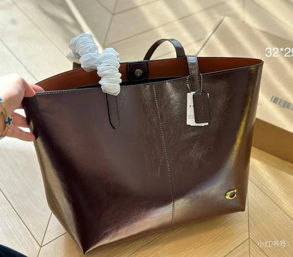 ❤️ Coach North tote
1⃣️ First quality 
Size: 32 * 28.5 * 15 cm
90 dhs❤️

Zain115
♥️♥️♥️