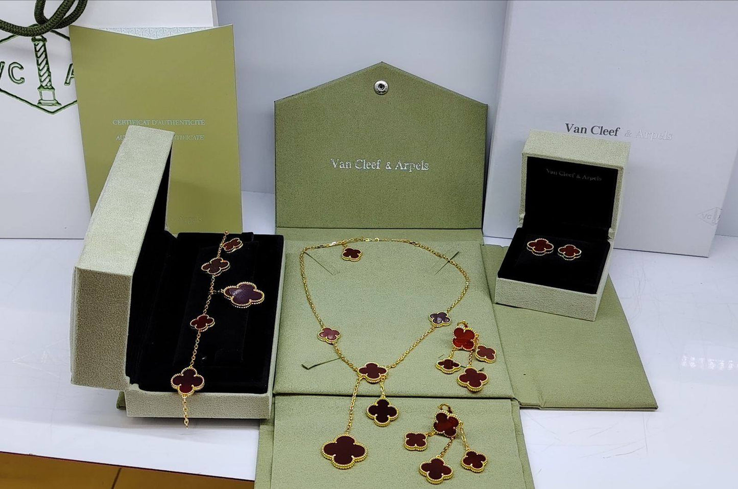 VCA SET❤️‍🔥*
Necklace 🦋
Earring🌸
Ring 💍 free size 
Bracelet 🐦‍🔥
Master quality 💯
With normal boxes 📦 
240 dhs🗽
With master box 🗃️ 
300 dhs🗽

Zain216
♥️♥️♥️