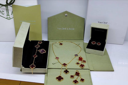 VCA SET❤️‍🔥*
Necklace 🦋
Earring🌸
Ring 💍 free size 
Bracelet 🐦‍🔥
Master quality 💯
With normal boxes 📦 
240 dhs🗽
With master box 🗃️ 
300 dhs🗽

Zain216
♥️♥️♥️