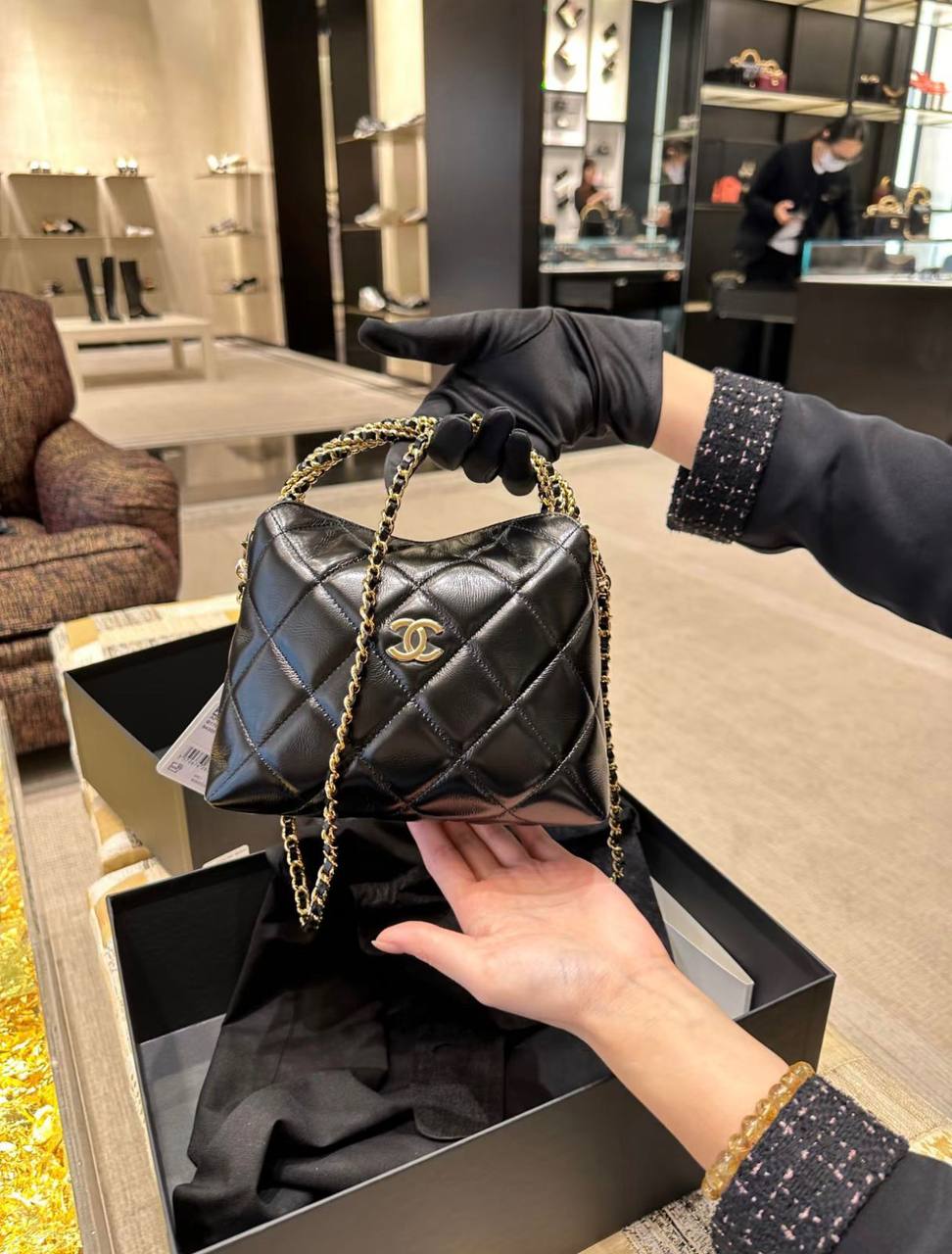 Chanel

95 dhs✅

with box
🎁🎁🎁

Zain35
♥️♥️♥️