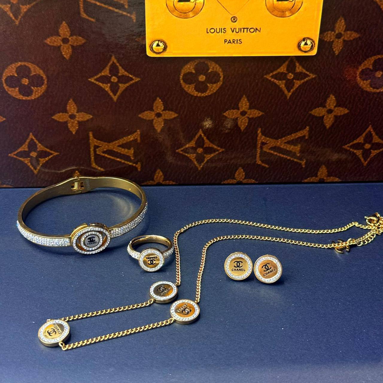 Stainless steel SET 💯*
Necklace ❤️‍🩹
Earring 🍁
Breslat ❣️
Ring free size 
With normal boxes 📦 
And paper bag 🛍️
45 dhs🇦🇪

Zain216
♥️♥️♥️