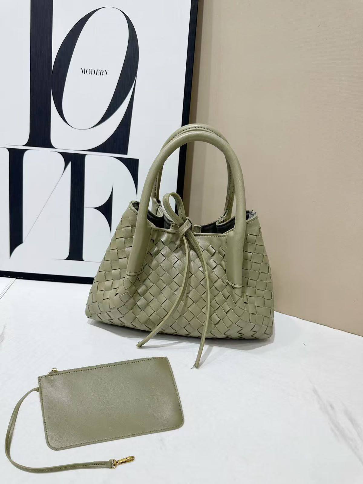 Bottega

100 dhs🇦🇪🇦🇪
With box

Size25cm

Zain219
♥️♥️♥️