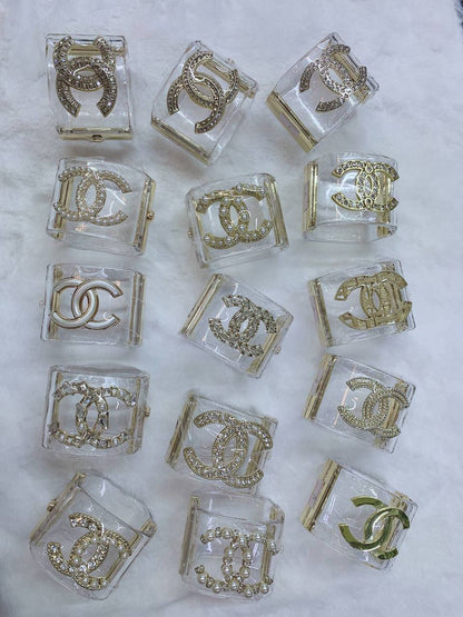 CHANEL BANGLE
MASTER ✨💫
120 DHS👑
WITH BOX AND PAPER BAG🎁🛍️

Zain89
♥️♥️♥️