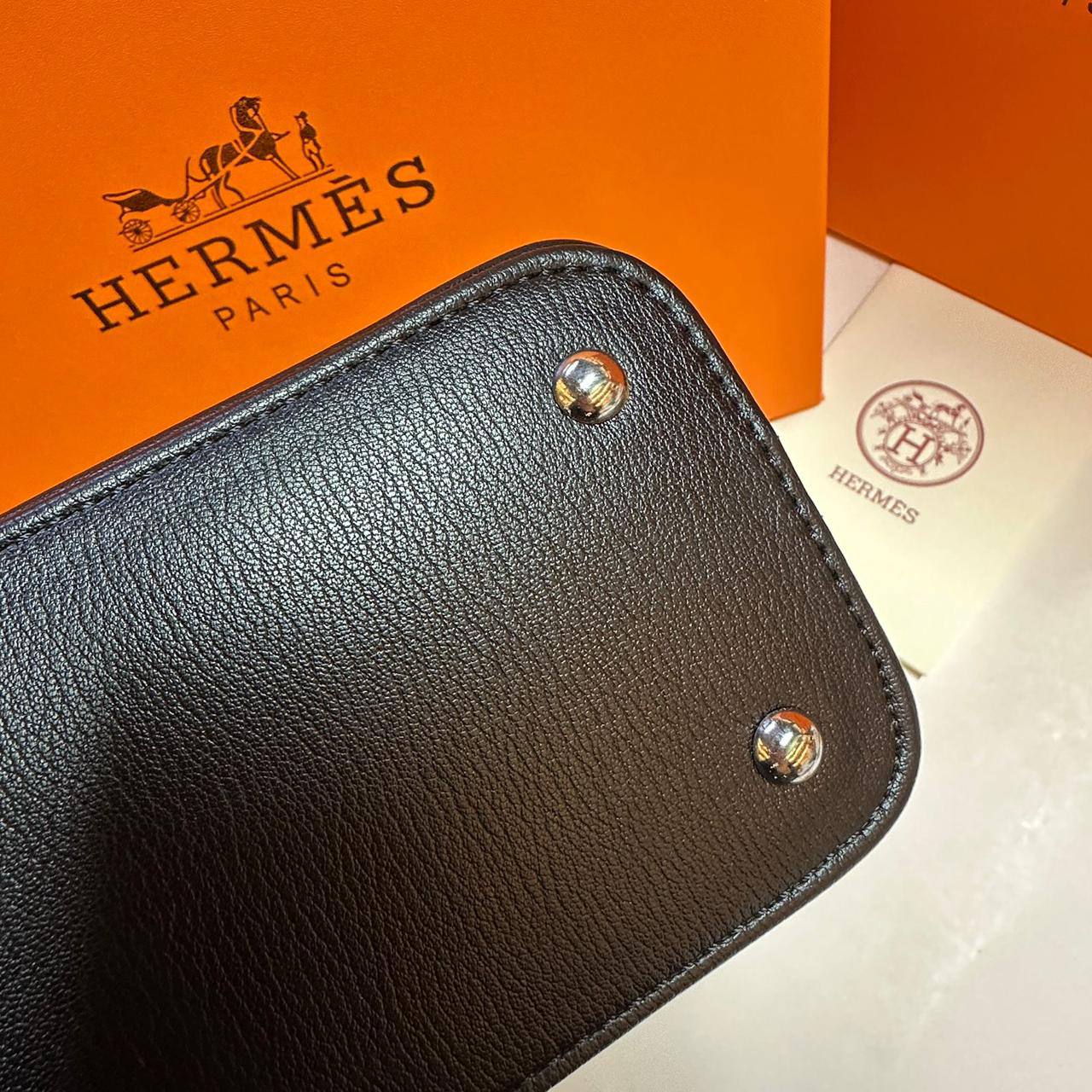 HERMES 
 BIG SIZE GOOD QUALITY 
WITH BOX 
110 dhs✅

Zain39
♥️♥️♥️