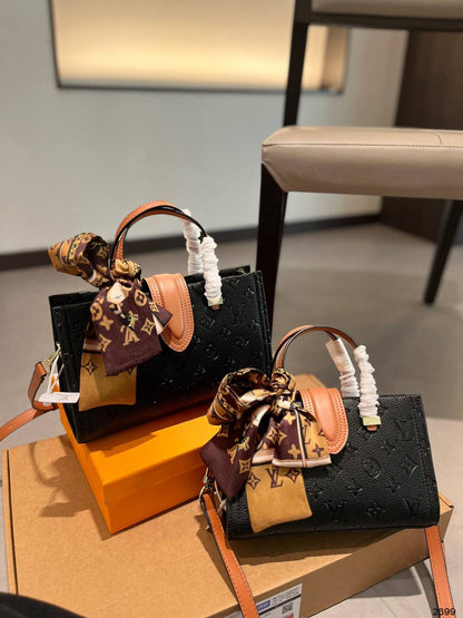 LV

Best quality 
with box

120 dhs🇦🇪🇦🇪
size 23CM

Zain290
♥️♥️♥️