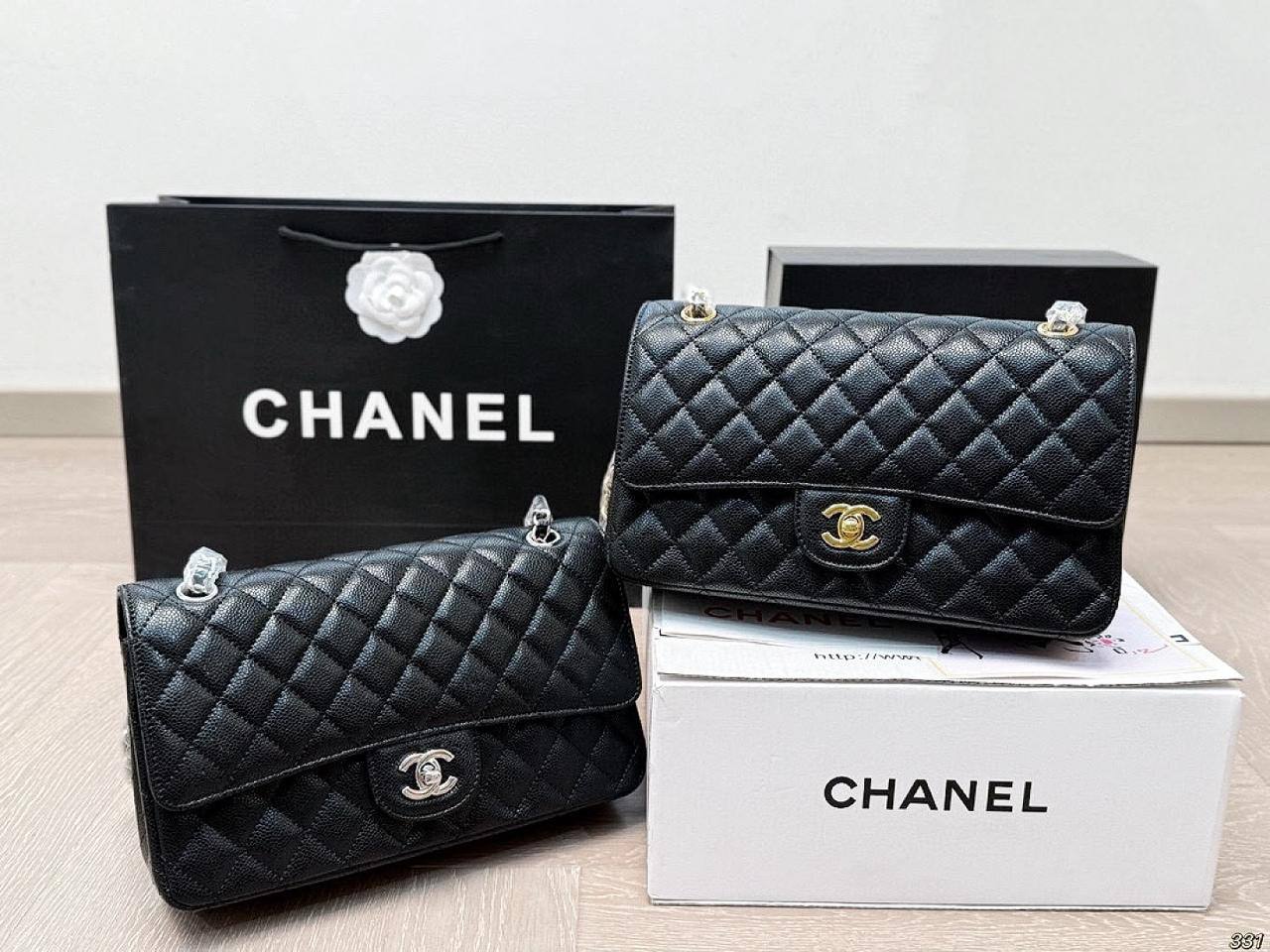 CHANEL NEW CAME HIGH QUALITY WITH FOLDING BOX 
130 dhs🇦🇪🇦🇪
(caviar)

Zain295
♥️♥️♥️