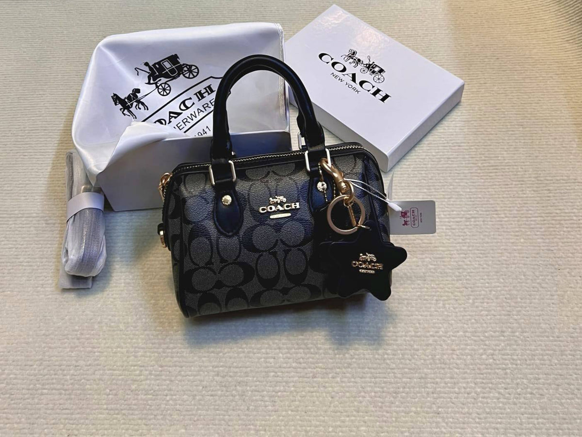Coach

100 dhs🇦🇪🇦🇪

with box

size 18cm
Zain26
♥️♥️♥️
