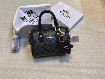 Coach

100 dhs🇦🇪🇦🇪

with box

size 18cm
Zain26
♥️♥️♥️