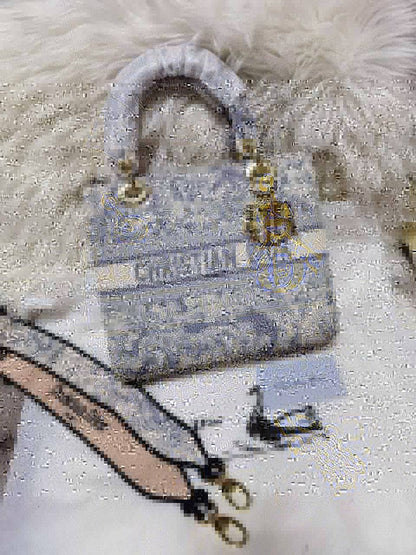 💗 Lady Dior
1⃣️ First quality
Size : 24 * 20 cm
85 dhs🇦🇪🇦🇪

Zain115
♥️♥️♥️