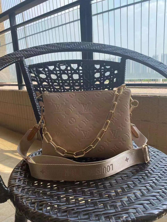 LV
Best quality 

with box’s 
🎁🎁🎁

110 dhs🪙🖤
size 26cm

Zain158
♥️♥️♥️