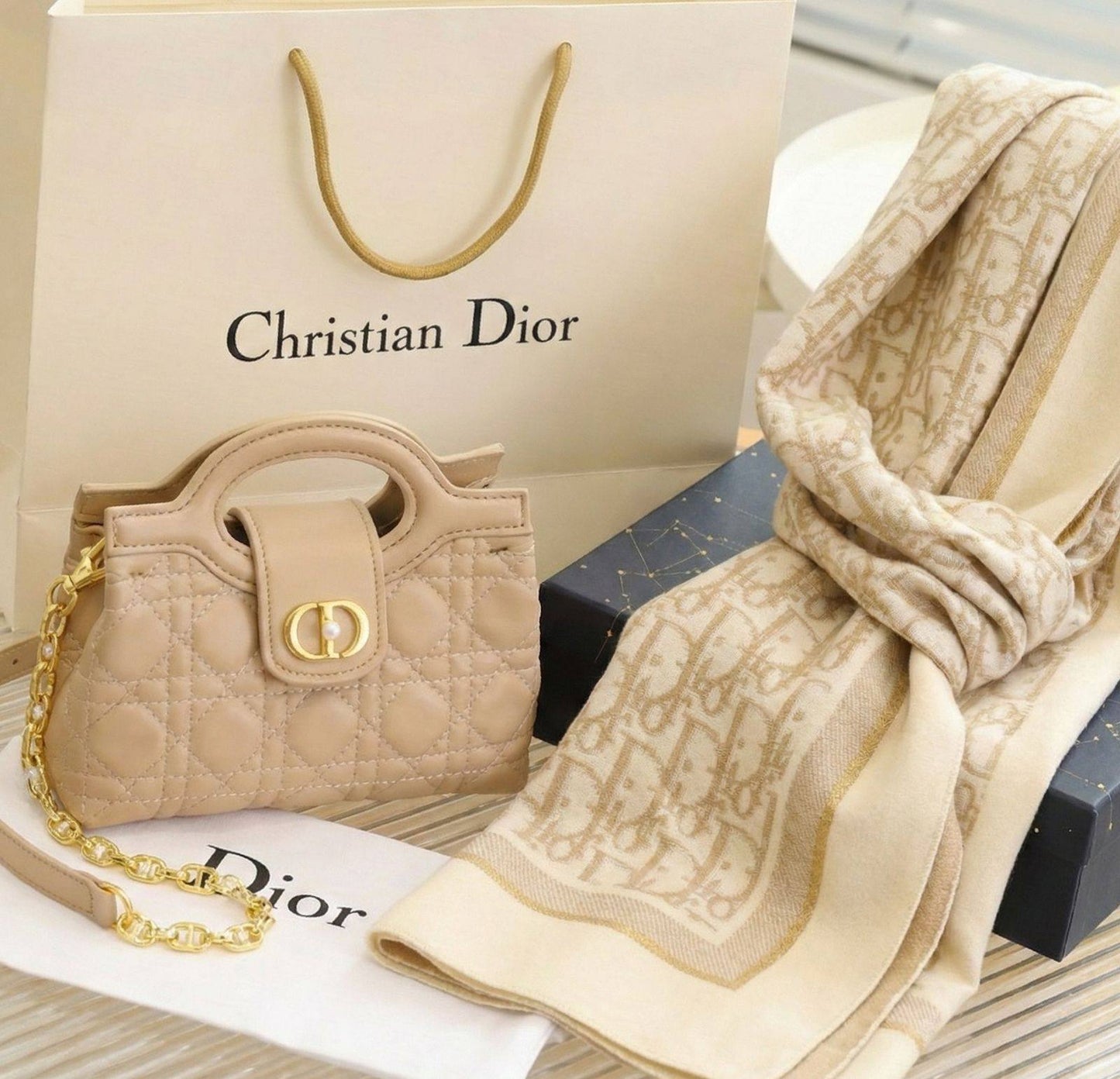 Dior
110 dhs🪙🌨️
With box 📦 
Size.  20cm. 

Zain175
♥️♥️♥️