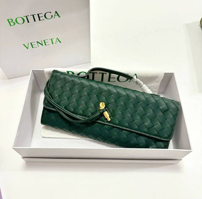 BOTTEGA 

NEW CAME GOOD QUALITY 

WITH BOX 
🎁🎁🎁

100 dhs🇦🇪

Zain39
♥️♥️♥️
