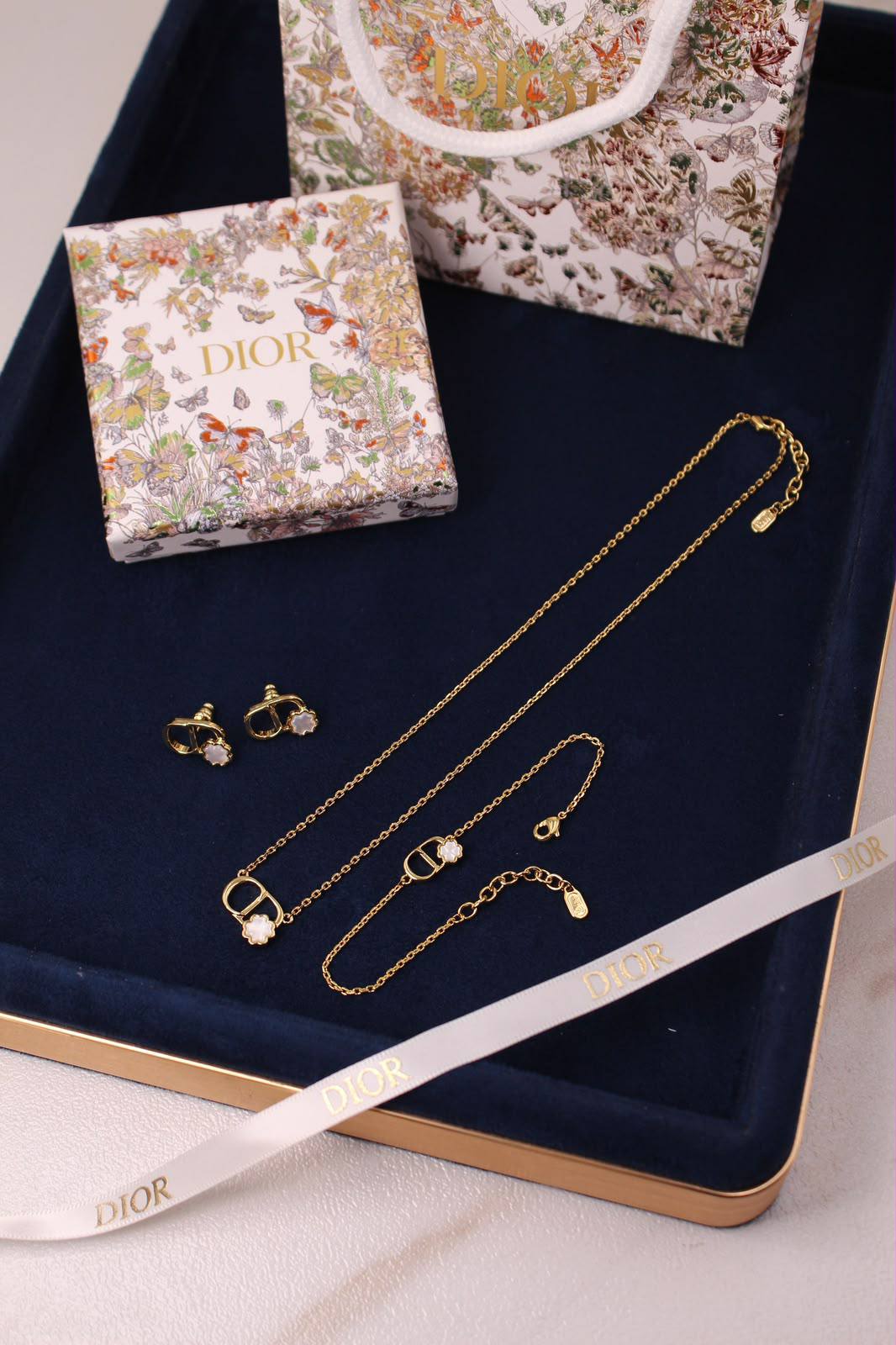 DIOR
* Super Master Quality 
* CD Garden full Set
* ⁠Gold finish metal 
* ⁠Necklace, earrings, bracelet

Full set
245 dhs🇦🇪🇦🇪

with *Normal* Box
Necklace105 dhs🇦🇪🇦🇪
Earrings. 85 dhs🇦🇪🇦🇪🇦🇪
Bracelet 85 dhs🇦🇪🇦🇪🇦🇪


For original box
(20 dh