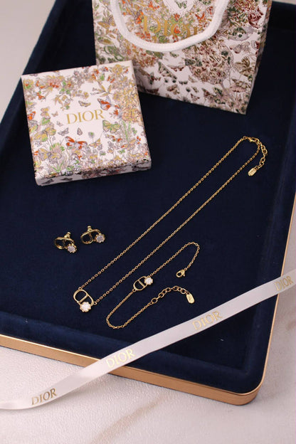 DIOR
* Super Master Quality 
* CD Garden full Set
* ⁠Gold finish metal 
* ⁠Necklace, earrings, bracelet

Full set
245 dhs🇦🇪🇦🇪

with *Normal* Box
Necklace105 dhs🇦🇪🇦🇪
Earrings. 85 dhs🇦🇪🇦🇪🇦🇪
Bracelet 85 dhs🇦🇪🇦🇪🇦🇪


For original box
(20 dh