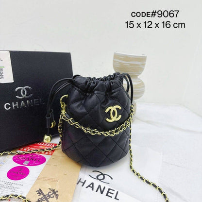 CHANEL ᴍɪɴɪ ᴅʀᴀᴡsᴛʀɪɴɢ
ʙᴜᴄᴋᴇᴛ ʙᴀɢ ʙʟᴀᴄᴋ
ǫᴜɪʟᴛᴇᴅ ᴄᴀᴠɪᴀʀ ʟᴇᴀᴛʜᴇʀ
ᴡɪᴛʜ ɢᴏʟᴅ ᴛᴏɴᴇ ʜᴀʀᴅᴡᴀʀᴇ
ʜᴀs ᴀ ᴄʜᴀɪɴ ʙᴇʟᴛ sᴛʀᴀᴏ
sɪᴢᴇ : 15 cm
ᴡɪᴛʜ BOX
🎁🎁🎁

70 dhs🌺

Zain31
♥️♥️♥️
