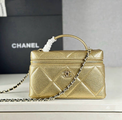 Chanel
110 dhs✅

SIZE：22cm

GOOD-quality 

with box
🎁🎁🎁

Zain35
♥️♥️♥️