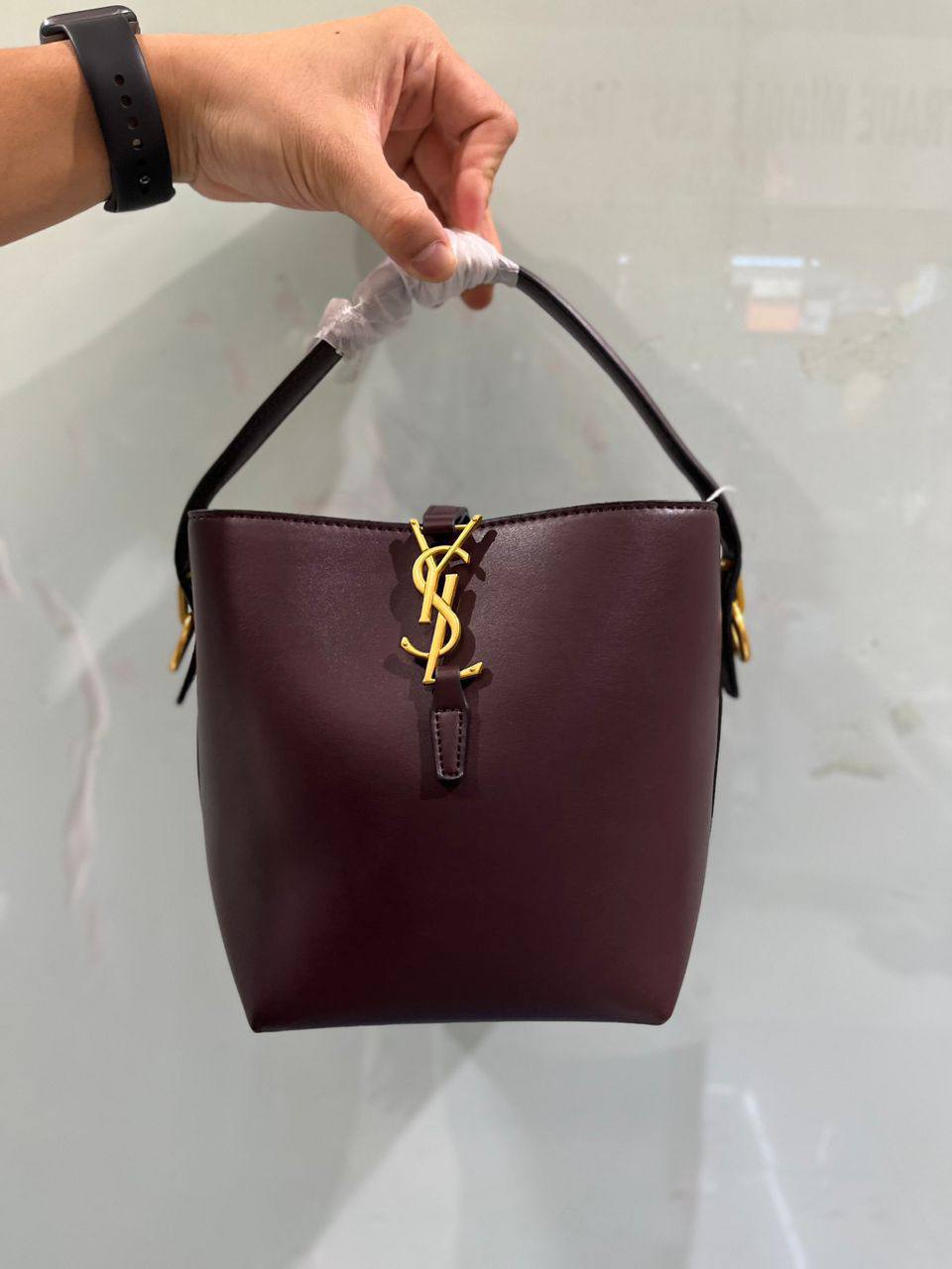 YSL
95 dhs💓

with box
🎁🎁🎁

size 25×13×19cm

Zain42
♥️♥️♥️