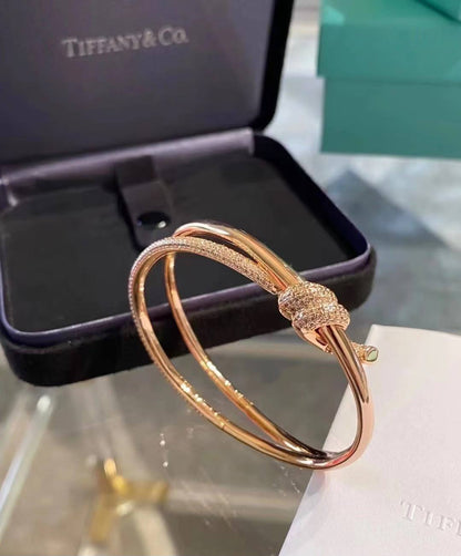 Tiffany 
Bangle 🍁
Master quality 🐦‍🔥
With normal boxes 📦 
90 dhs✅

With master box 🗃️ 
130 dhs✅

Zain216
♥️♥️♥️