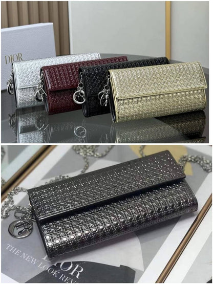 Dior - CH
95 dhs✅
with box
🎁🎁🎁

size 21cm

Zain42
♥️♥️♥️