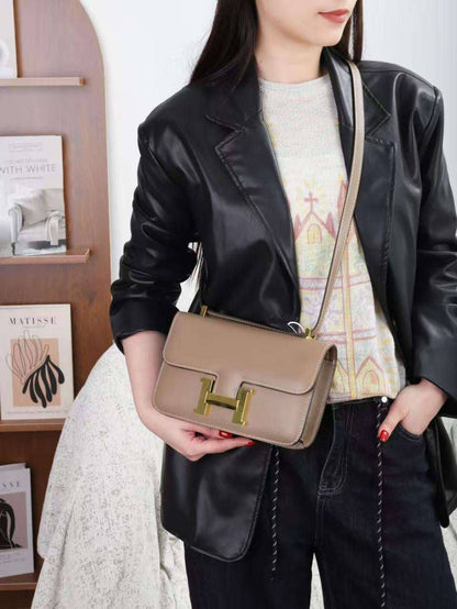 Hermes
Good quality 
Size 24*cm
95 dhs🇦🇪🇦🇪
With box 📦🔥🔥

Zain70
♥️♥️♥️