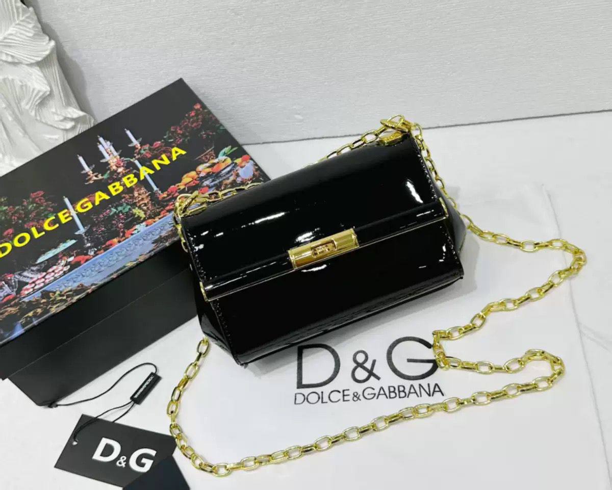 D&G

good quality 

with box
🎁🎁🎁

100 dhs✅

Zain39
♥️♥️♥️