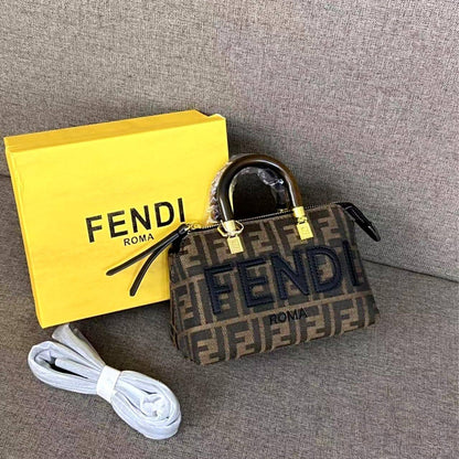 Fendi

90 dhs🪙🌨️

high quality 

With box
🎁🎁🎁

Zain26
♥️♥️♥️