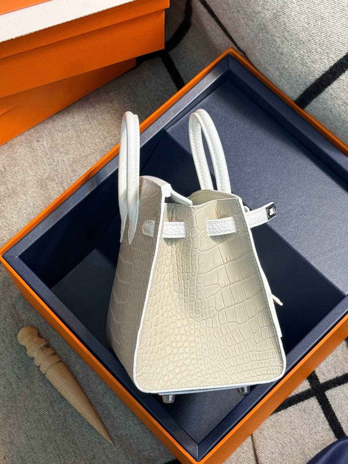 Hermes

Birkin Faubourg 20

Size:10 x 16 x 20cm
white🤍

For Price 👇 WhatsApp✅
0568585901 
0507557372
0552275751 Owner Zain 👌

Zain325 
♥️♥️♥️