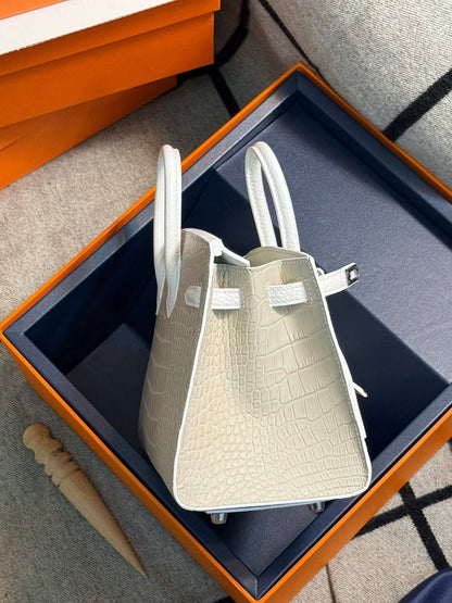 Hermes

Birkin Faubourg 20

Size:10 x 16 x 20cm
white🤍

For Price 👇 WhatsApp✅
0568585901 
0507557372
0552275751 Owner Zain 👌

Zain325 
♥️♥️♥️