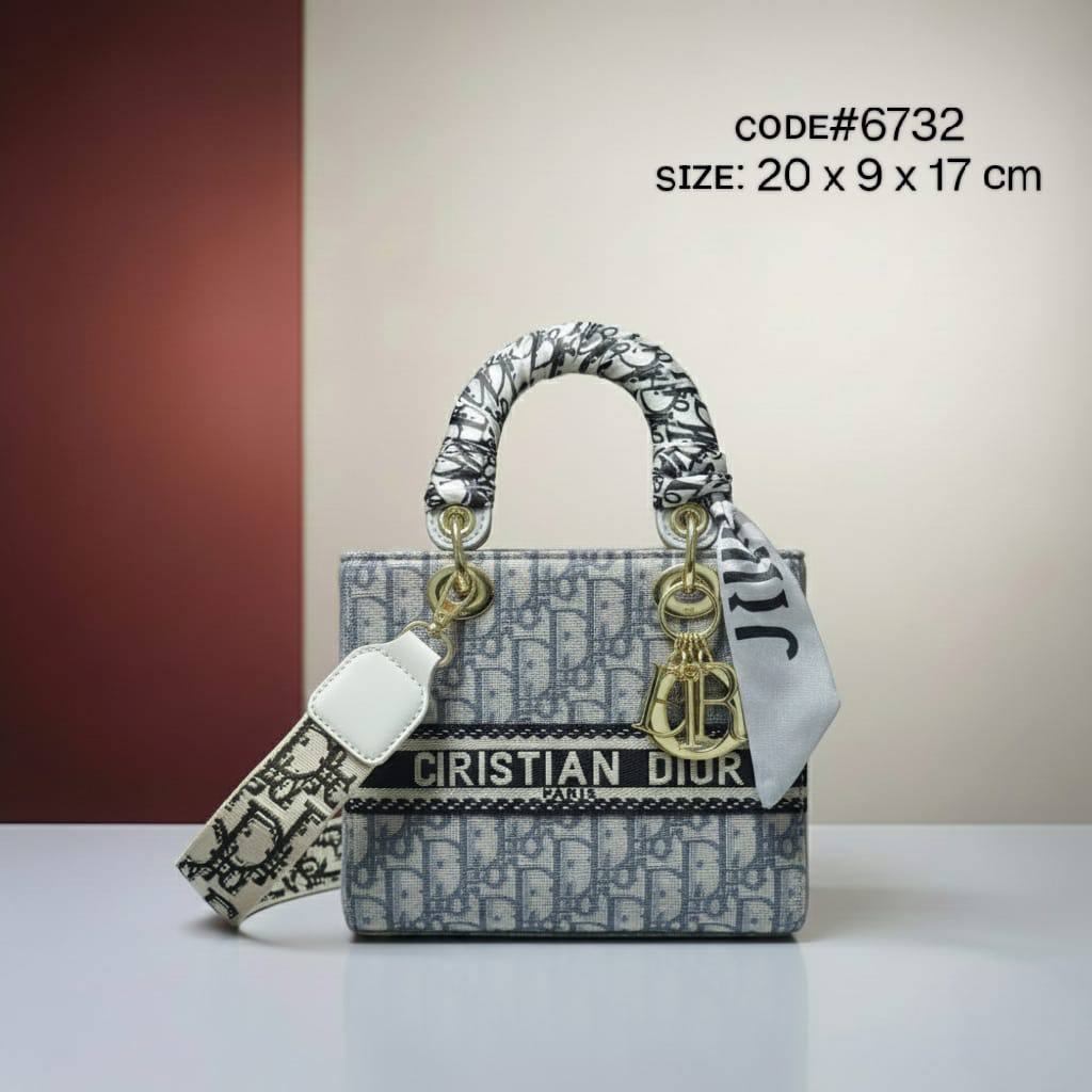 CHRISTIAN LADY DIOR
ᴄᴀɴᴠᴀs ᴏʙʟɪǫᴜᴇ ᴍᴀᴛᴇʀɪᴀʟ
ᴀɴᴅ ʟᴇᴀᴛʜᴇʀ ᴍᴀᴛᴇʀɪᴀʟ
ɢᴏʟᴅ ʜᴀʀᴅᴡᴀʀᴇ
sɪᴢᴇ: 20 cm

75 dhs✅

Zain31
♥️♥️♥️