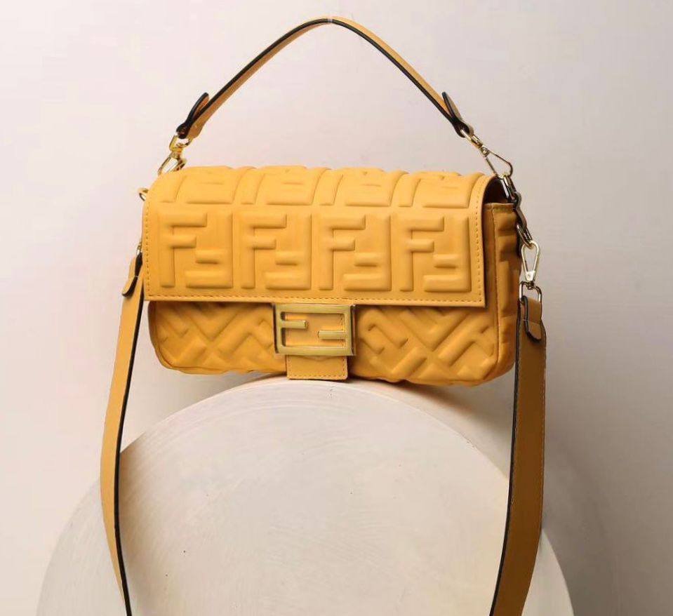 FENDI
 GOOD QUALITY 
WITH BOX
🎁🎁🎁

110 dhs✅
SIZE: 26cm

Zain39
♥️♥️♥️