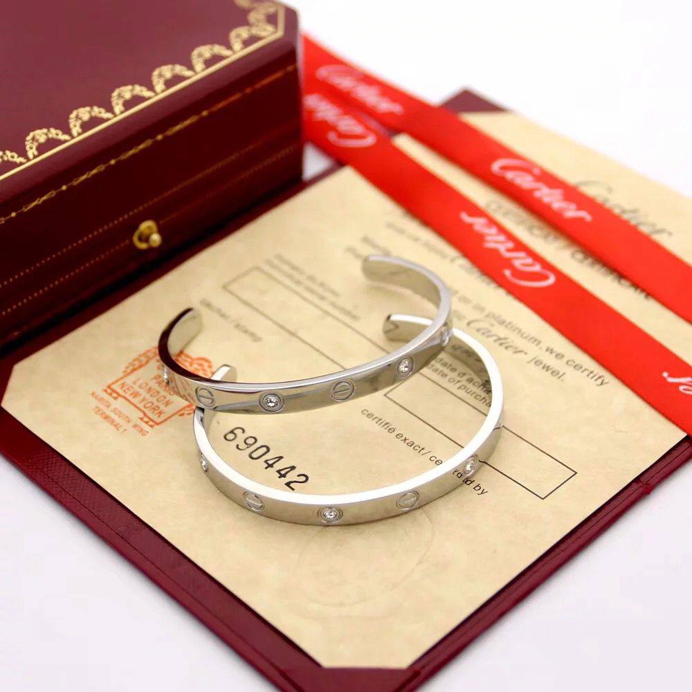 CARTIER 
BANGLE
WITH STONE
55 dhs✅ 
WITH BOX AND PAPER BAG

Zain89
♥️♥️♥️