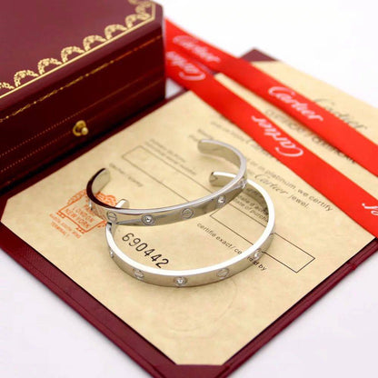 CARTIER 
BANGLE
WITH STONE
55 dhs✅ 
WITH BOX AND PAPER BAG

Zain89
♥️♥️♥️