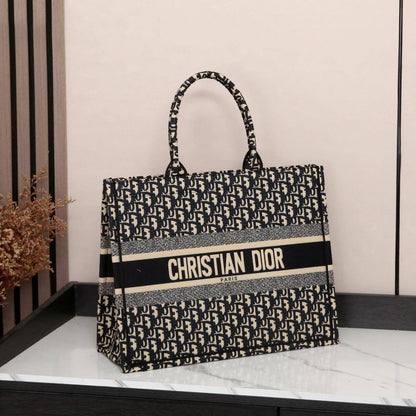 Dior

Good quality 

with box 🎁🎁🎁

115 dhs💓

Zain186
♥️♥️♥️