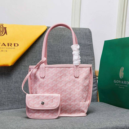 GOYARD 
HIGH QUALITY 
SMALL SIZE (Use on both sides)WITH BOX 
95 dhs💓

Zain295
♥️♥️♥️