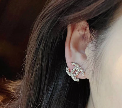 CHANEL❤️‍🔥*
Earring 🦋
Master quality 💯
With normal boxes 📦 
45 dhs✅
With master box 🗃️ 
60 dhs✅

Zain216
♥️♥️♥️