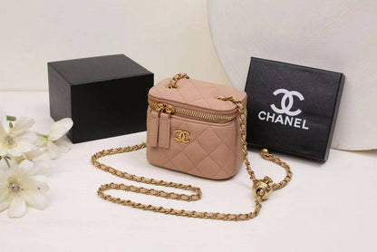 Chanel 
90 dhs✅
with box
🎁🎁🎁

size 12×8×10cm

Zain42
♥️♥️♥️