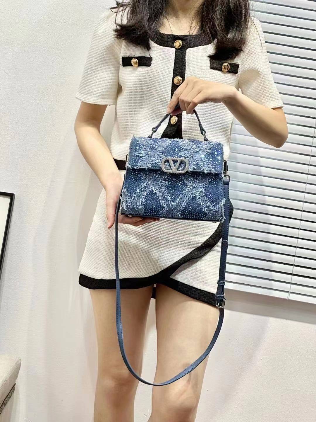 Valentino 

115 dhs❣️

with box
🎁🎁🎁

Zain157
♥️♥️♥️