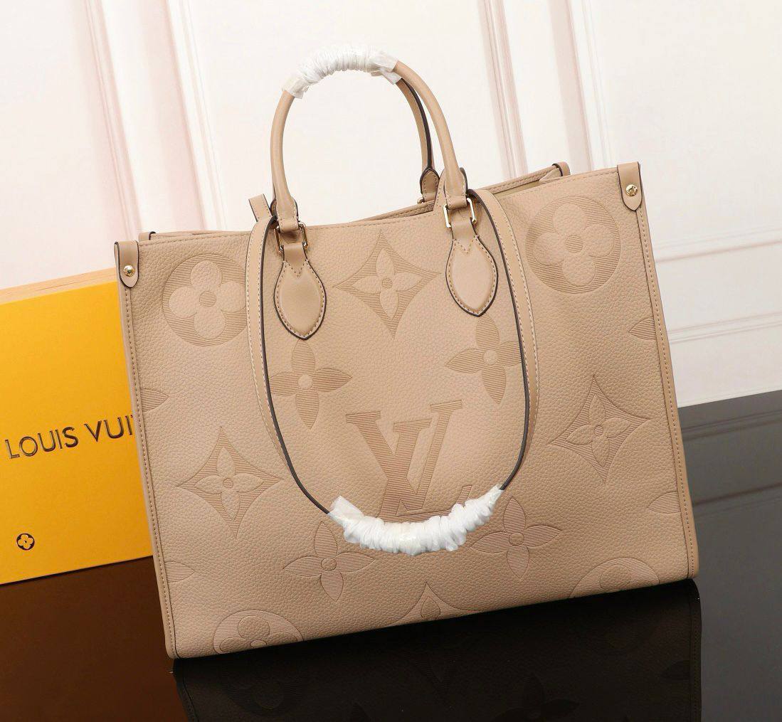 LV
ONTHEGO NEW CAME GOOD QUALITY 
110 dhs✅
Size:41cm

Zain295
♥️♥️♥️