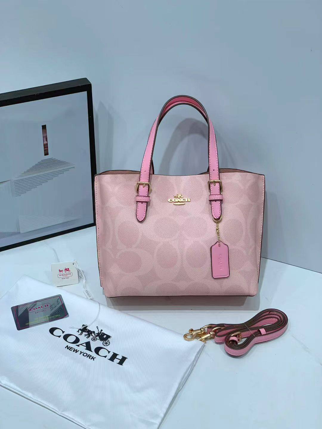 COACH

best quality 
with box
115 dhs🇦🇪🇦🇪

size25CM

Zain290
♥️♥️♥️