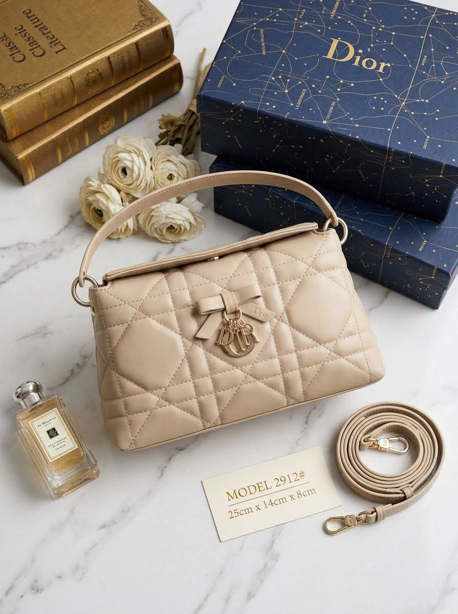Dior 
100 dhs✅✅
with box

Zain72
♥️♥️♥️
